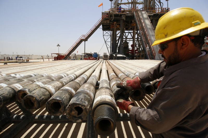 © Reuters. A man works for Iraqi Drilling Company at Rumaila oilfield in Basra