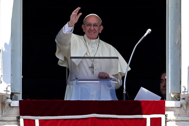 © Reuters. El Papa añade una cuarta vía hacia la santidad: salvar vidas