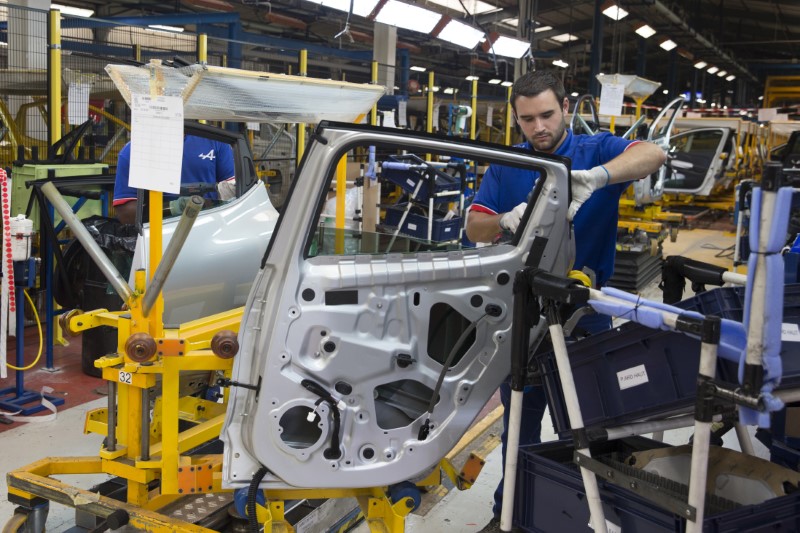 © Reuters. Employees of French carmaker Renault work on the Clio RS assembly line at Renault factory in Dieppe