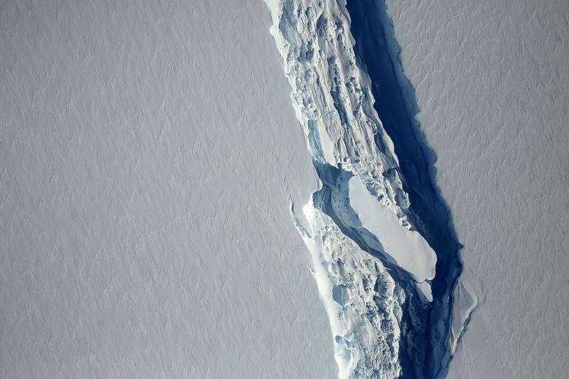 © Reuters. Un iceberg gigante se desprende de la Antártida