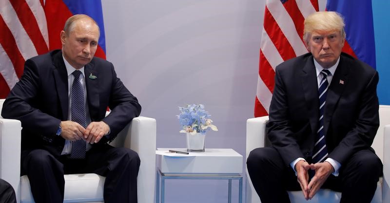 © Reuters. U.S. President Donald Trump meets with Russian President Vladimir Putin during their bilateral meeting at the G20 summit in Hamburg