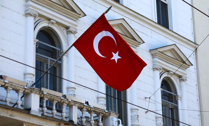 © Reuters. Bandeira da Turquia do lado de fora de embaixada em Viena, na Áustria