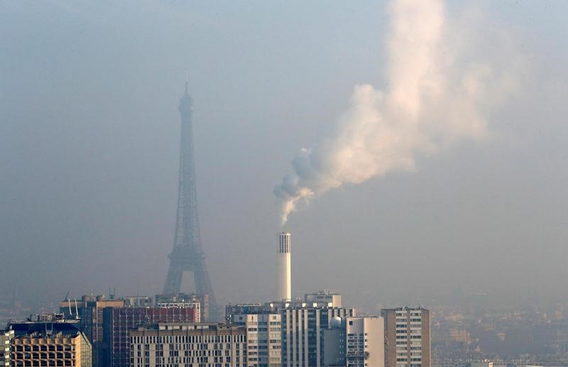 © Reuters. LE GOUVERNEMENT RAPPELÉ À L'ORDRE SUR LA POLLUTION