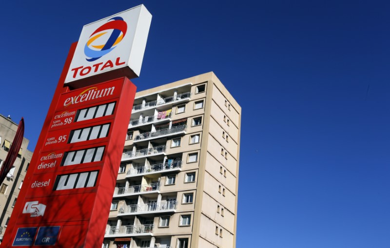 © Reuters. A logo is pictured at French oil and gas company Total gas station in Marseille