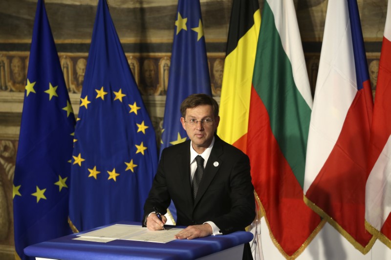 © Reuters. Slovenia's PM Cerar signs a document during the EU leaders meeting on the 60th anniversary of the Treaty of Rome, in Rome