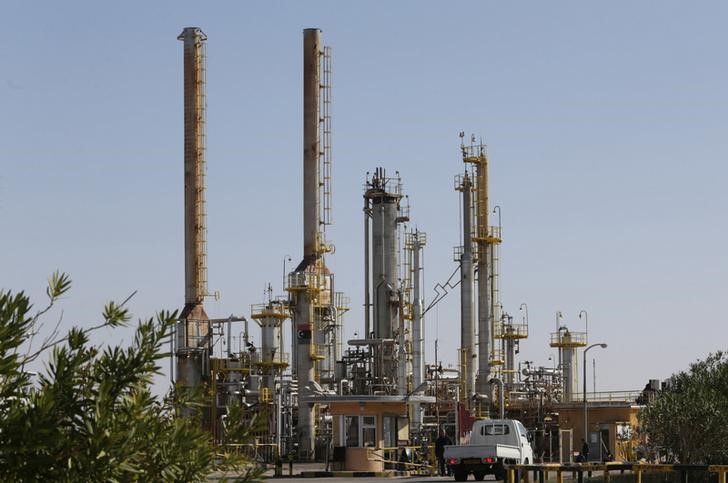 © Reuters. Трубопровод в нефтяном порту Брега, Ливия