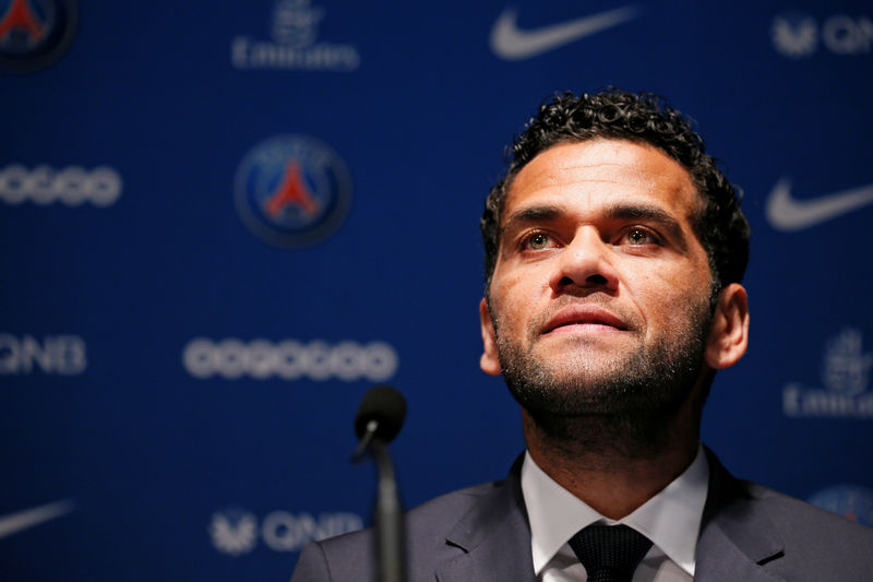 © Reuters. Alves deja la Juve para irse al Paris Saint-Germain