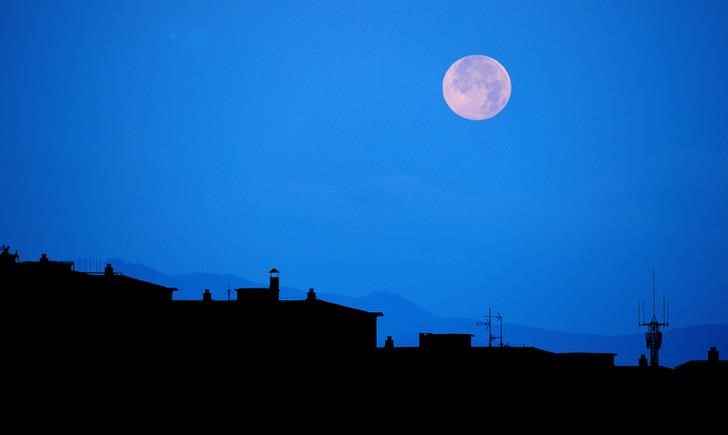 © Reuters. Una empresa de EEUU planea volver a la Luna, esta vez con robots