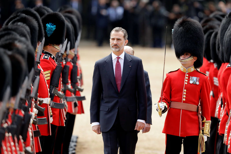 © Reuters. Britain's Prince Philip and Spain's King Felipe inspect the Guard of Honour during a ceremonial welcome on Horse Guards Parade, in central London