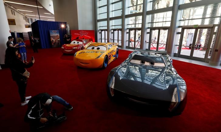 © Reuters. Personagens de filmes "Carros" em centro de convenções em Anaheim