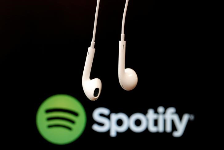 © Reuters. Fones de ouvido diante do logo do serviço de música Spotify