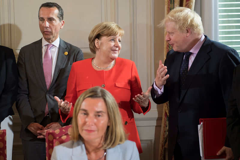 © Reuters. German Chancellor Angela Merkel, Britain's Foreign Secretary Boris Johnson and Austria's Chancellor Christian Kern during a summit of six Western Balkan countries in Triest