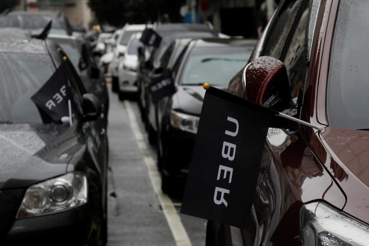 © Reuters. Carros do Uber com bandeiras da empresa