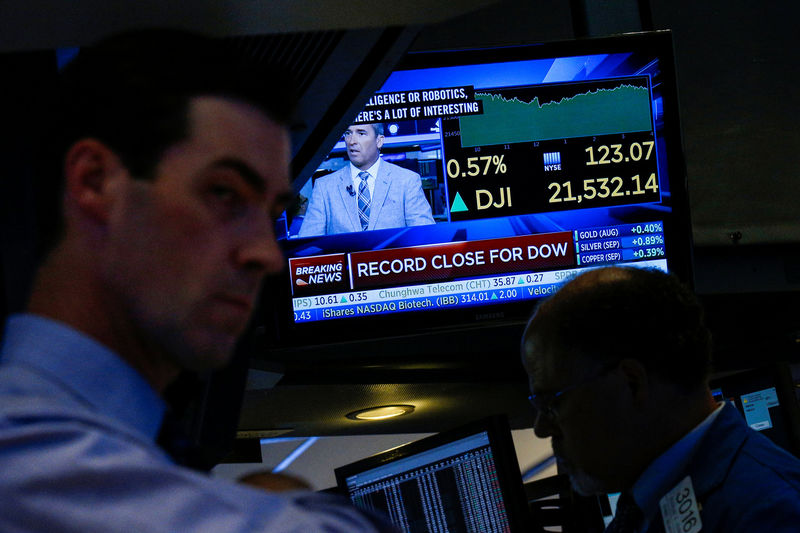 © Reuters. Traders work on the floor of the NYSE in New York