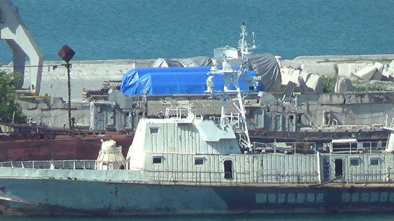 © Reuters. A still image taken from a video footage shows blue tarpaulins covering equipment at the port of Feodosia