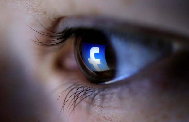 © Reuters. FILE PHOTO: A picture illustration shows a Facebook logo reflected in a person's eye, in Zenica