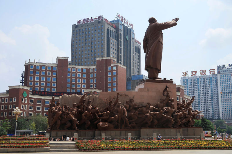 © Reuters. FILE PHOTO: A monument of the late Chinese chairman Mao Zedong is seen in front of a building of the First Hospital of China Medical University in Shenyang