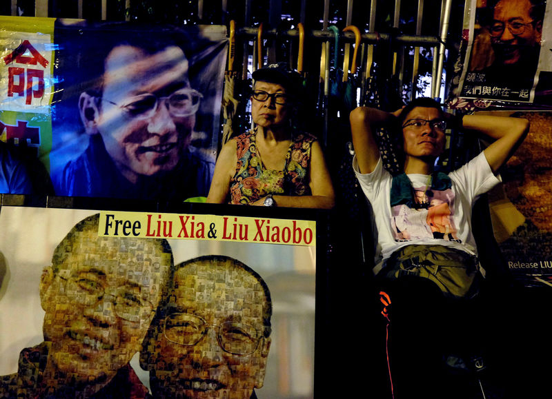 © Reuters. Pro-democracy activists demand the release of Nobel Laureate Liu Xiaobo in Hong Kong