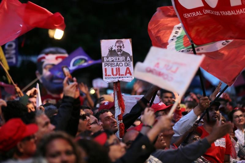 © Reuters. FILE PHOTO: Supporters of the former Brazilian President Luiz Inacio Lula da Silva are seen during the Lula's testimony in Curitiba