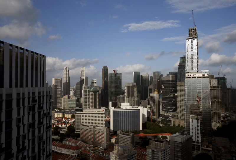 © Reuters. FILE PHOTO: GuocoLand Ltd's mixed-use Tanjong Pagar Centre, soon to be the tallest building in the city-state, towers over other buildings in the central business district of Singapore