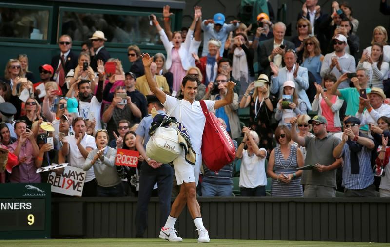 © Reuters. El tenista suizo Roger Federer celebra tras ganar los cuartos de final de Wimbledon contra el canadiense Milos Raonic, en Londres