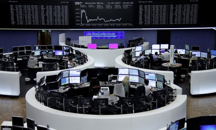 © Reuters. Traders work in front of the German share price index, DAX board, at the stock exchange in Frankfurt