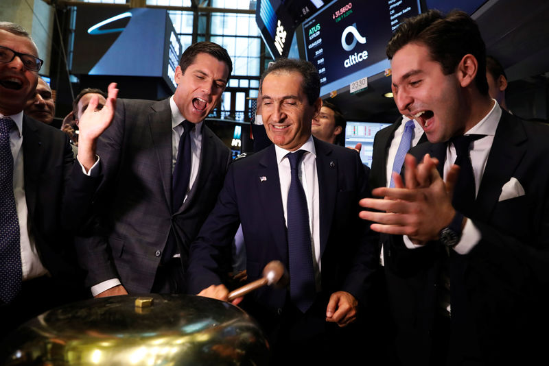 © Reuters. Patrick Drahi, founder and controlling shareholder of the the telecommunications group Altice rings a ceremonial bell marking the IPO of the company on the New York Stock Exchange shortly after the opening bell in New York