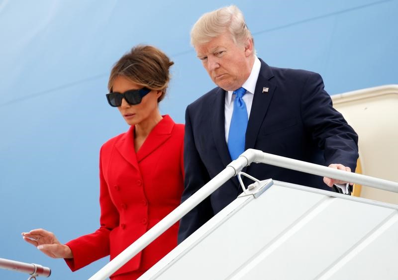 © Reuters. Escapando de los problemas en casa, Trump visita al presidente francés Macron