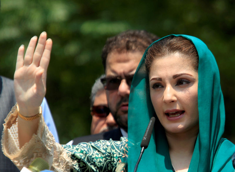 © Reuters. FILE PHOTO: Maryam Nawaz, the daughter of Pakistan's Prime Minister Nawaz Sharif gestures as she speaks to media after appearing before a Joint Investigation Team (JIT) in Islamabad