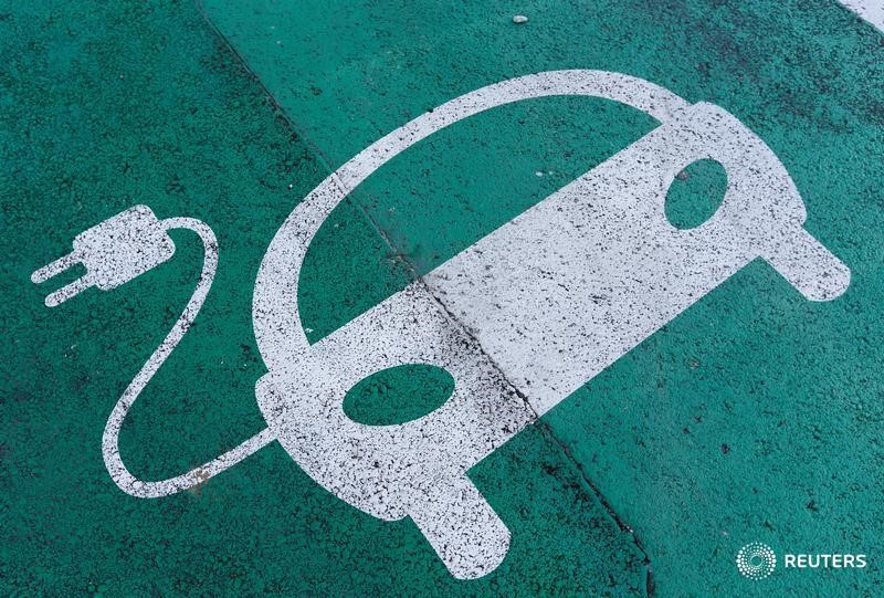 © Reuters. A sign is pictured on an electric car charging station at the United Nations in Geneva