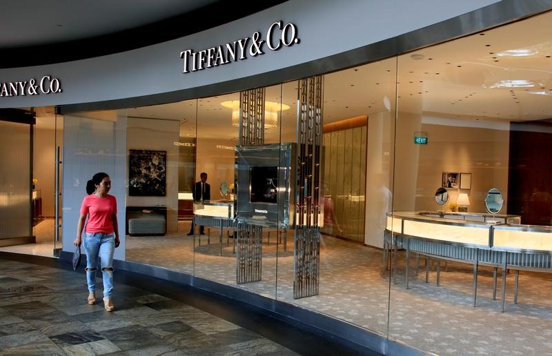 © Reuters. A woman walks past a Tiffany shop in Singapore