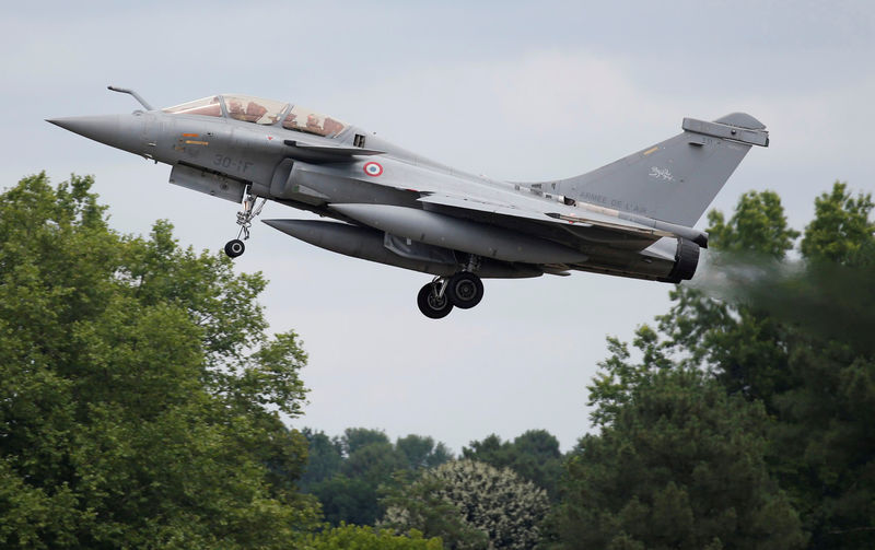 © Reuters. FILE PHOTO: A Rafale fighter jet flies over the French Air Force base in Mont-de-Marsan, southwestern France