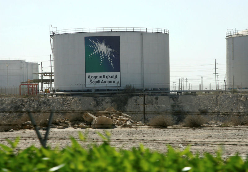 © Reuters. FILE PHOTO: Oil tanks seen at the Saudi Aramco headquarters during a media tour at Damam city