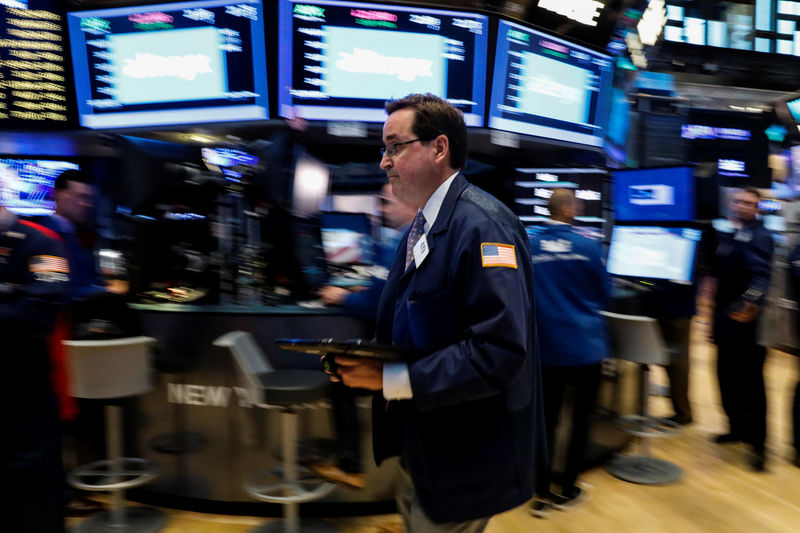 © Reuters. Traders work on the floor of the NYSE in New York