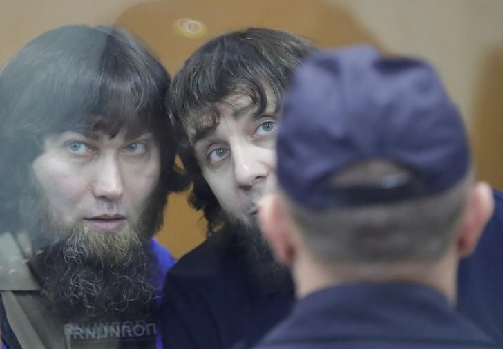 © Reuters. Anzor Gubashev and Zaur Dadayev, convicted of involvement in the killing of Russian opposition leader Boris Nemtsov, sit inside the defendants' cage during their sentencing hearing at the Moscow military district court