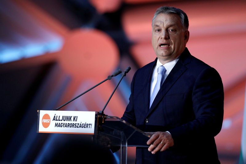 © Reuters. FILE PHOTO: Hungarian Prime Minister Orban speaks at a campaign event concluding a national tour to "stand up for Hungary", a political strategy that antagonised the European Union and tested Hungary's Western alliances, in Budapest