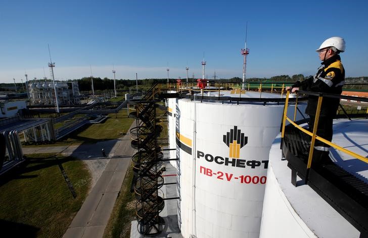 © Reuters. Рабочий на месторождении Приобское, принадлежащем Роснефти
