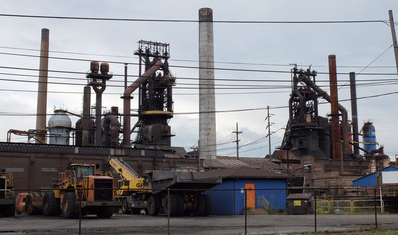 © Reuters. Idled blast furnaces at U.S. Steel Corp's Granite City Works in Granite City