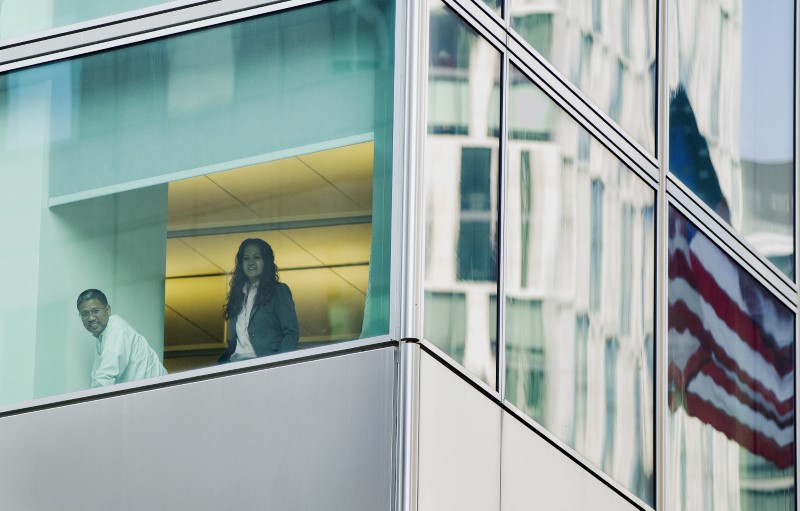 © Reuters. Office workers inside of the Goldman Sachs headquarters