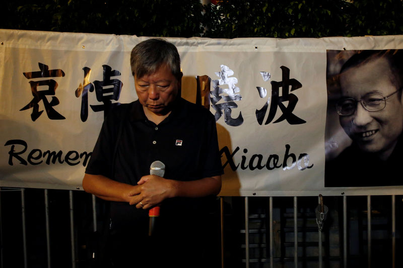 © Reuters. A pro-democracy activist mourns the death of Chinese Nobel Peace laureate Liu Xiaobo in Hong Kong