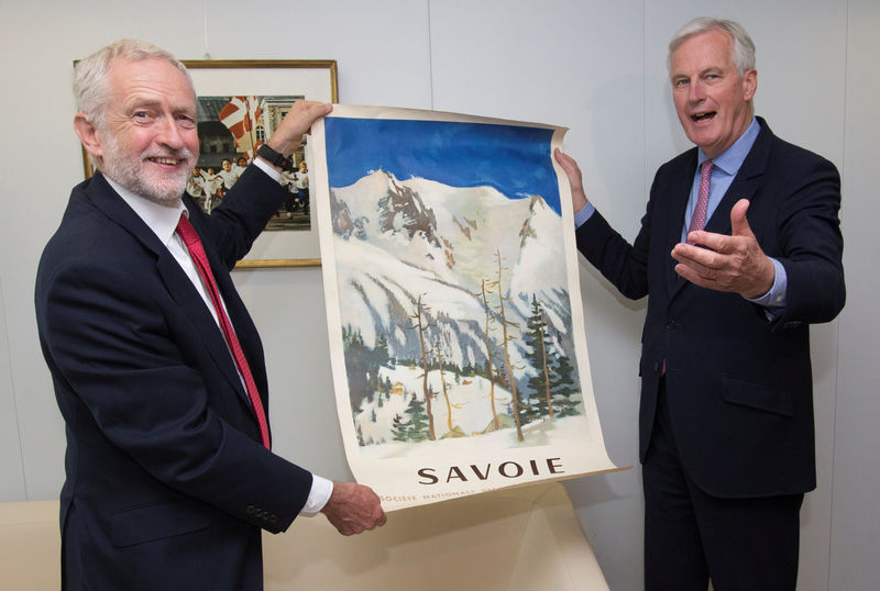 © Reuters. Britain's opposition Labour Party leader Jeremy Corbyn and European Union's chief Brexit negotiator Michel Barnier pose with a poster of French Savoie region during a meeting at the EU Commission headquarters in Brussels