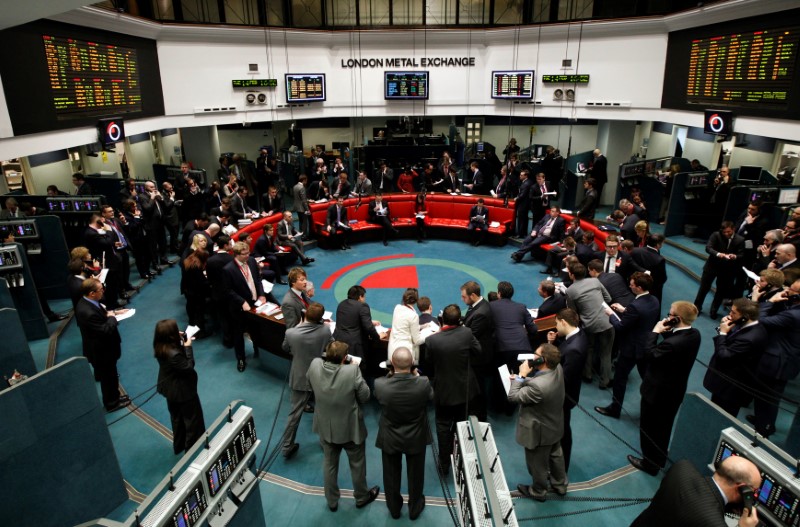 © Reuters. Traders and clerks react at the London Metal Exchange in the City of London