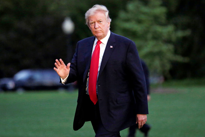 © Reuters. FILE PHOTO --  President Donald Trump waves as walks on the South Lawn