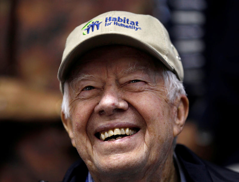 © Reuters. FILE PHOTO --  Former U.S. President Jimmy Carter attends Habitat for Humanity home building site in Washington