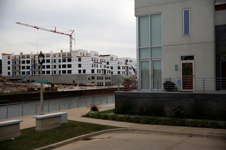 © Reuters. New developments are seen under construction along the RiverWalk, adjoining downtown Milwaukee