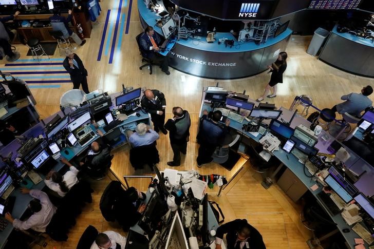 © Reuters. Traders work on the floor of the NYSE in New York City