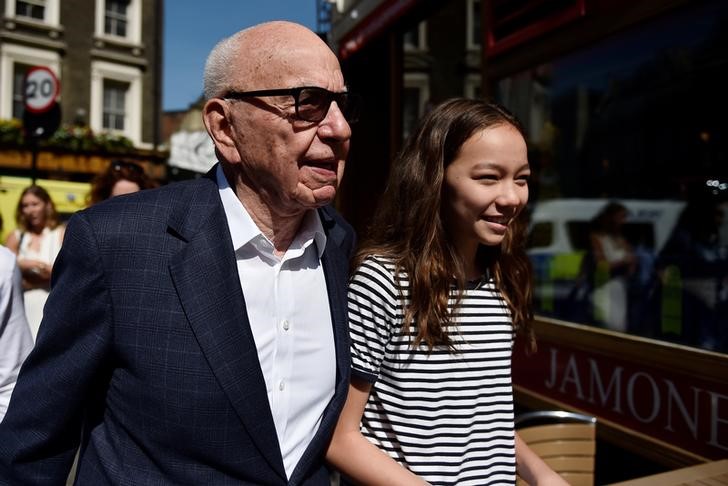 © Reuters. Rupert Murdoch com uma de suas filhas no centro de Londres