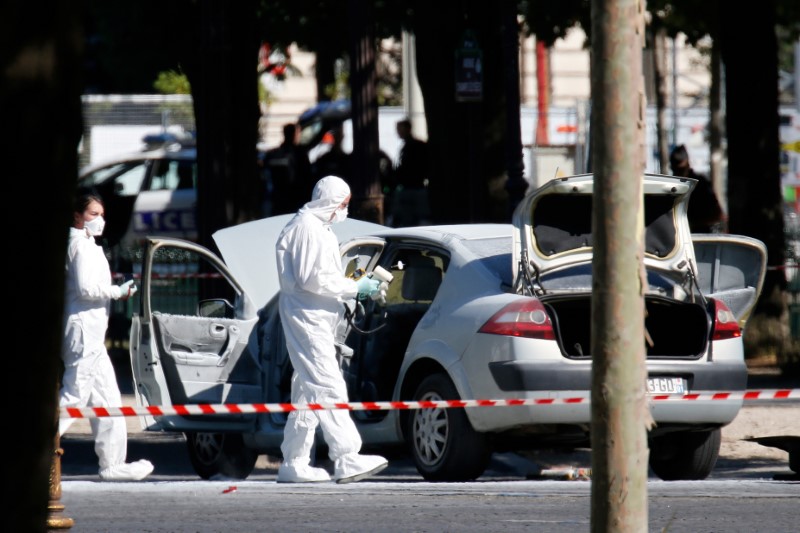 © Reuters. تنظيم الدولة الإسلامية يتبنى هجومين في باريس وبروكسل الشهر الماضي