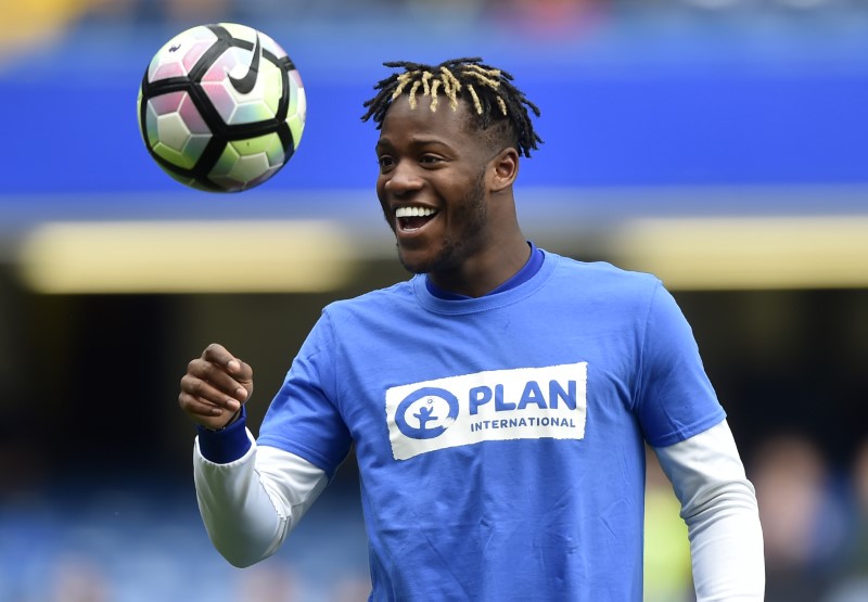 © Reuters. Chelsea's Nathaniel Chalobah warms up before the match