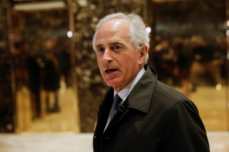 © Reuters. U.S. Senator Bob Corker (R-TN) arrives to meet with U.S. President-elect Donald Trump at Trump Tower in New York